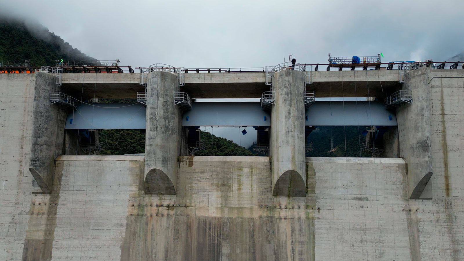 Realizan pruebas de funcionamiento a compuertas Taintor de la Presa Sehuencas