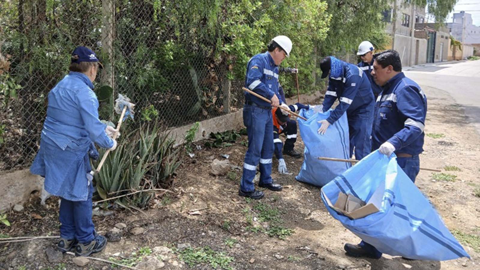 PERSONAL DE ENDE VALLE HERMOSO S.A. LIMPIO SECTORES ALEDAÑOS A LA CENTRAL TERMOELÉCTRICA DE LA ZONA SUR DE COCHABAMBA
